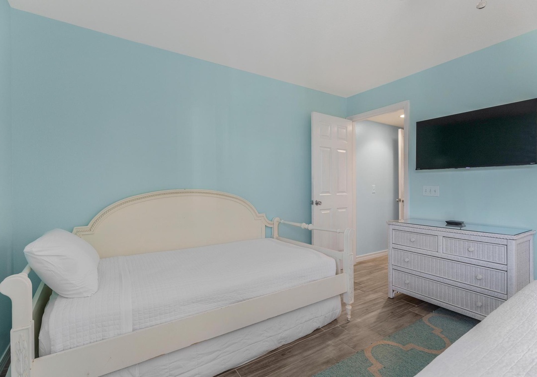 Full daybed with twin trundle in the guest bedroom