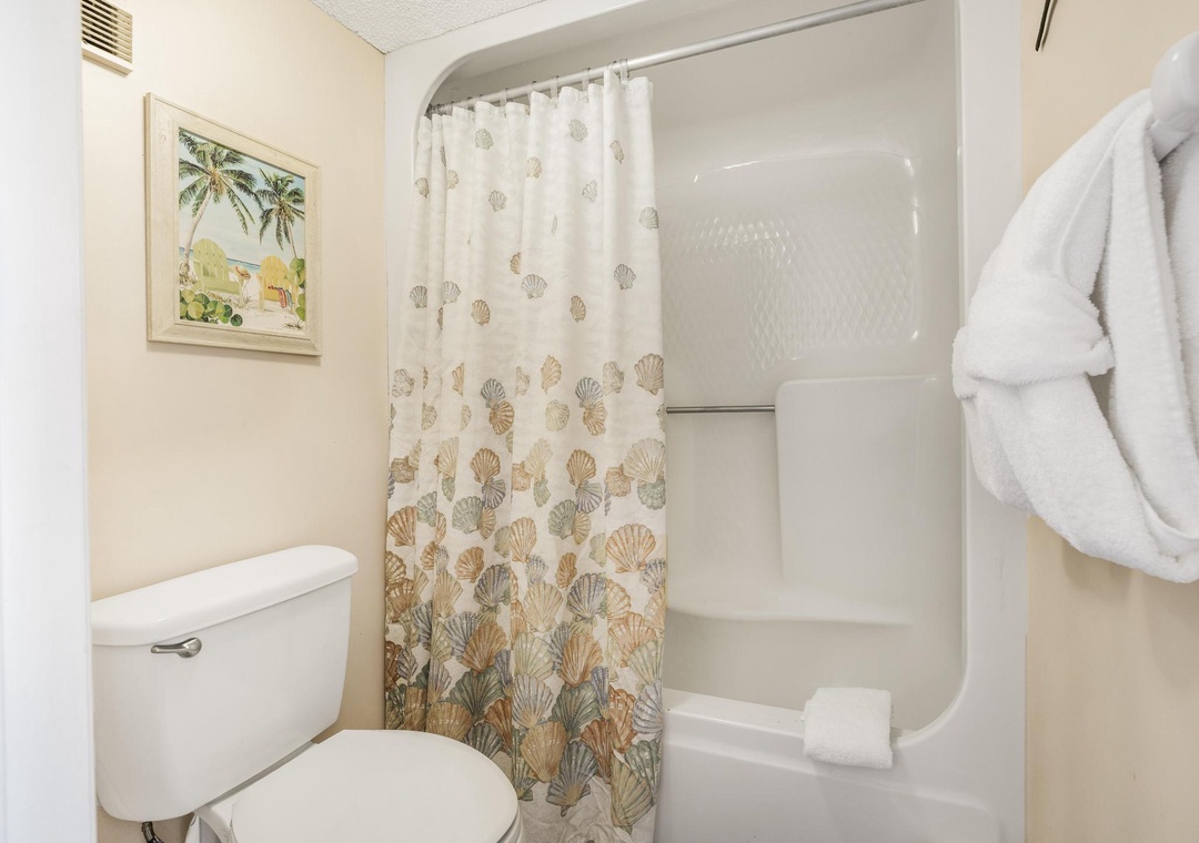 Primary ensuite bathroom with shower/tub combo