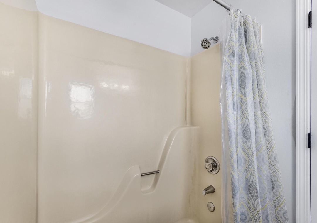 Shower/tub combo in the guest bathroom