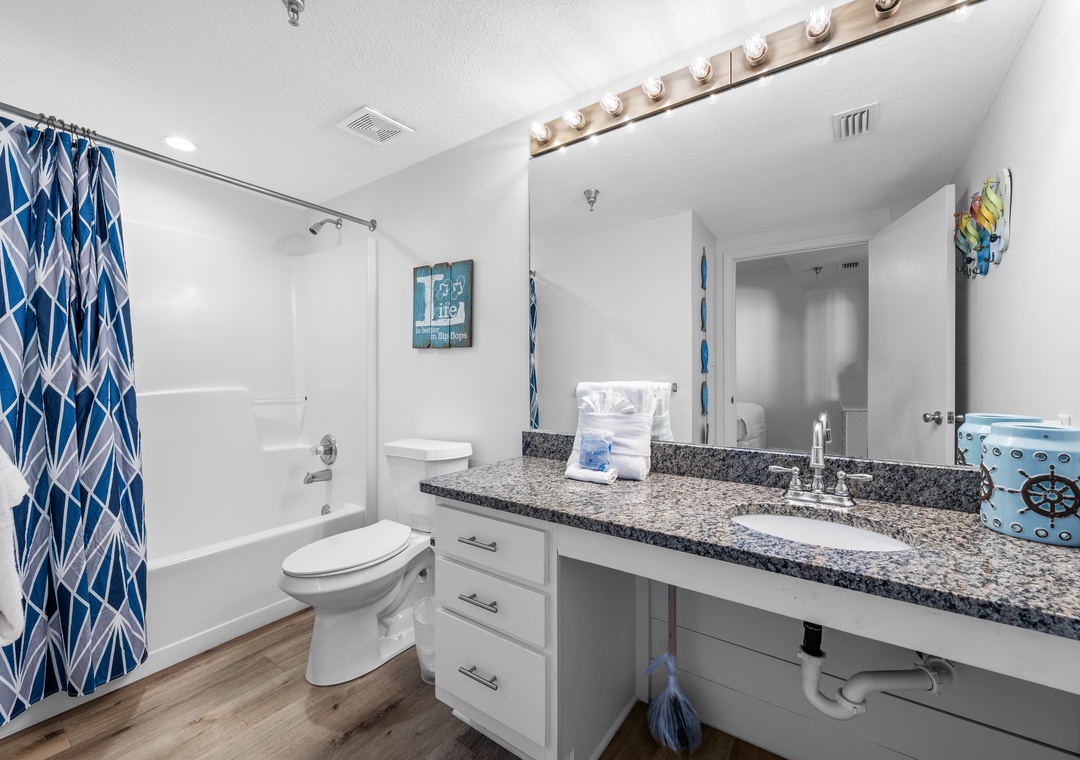 Guest bathroom 2 with shower/tub combo