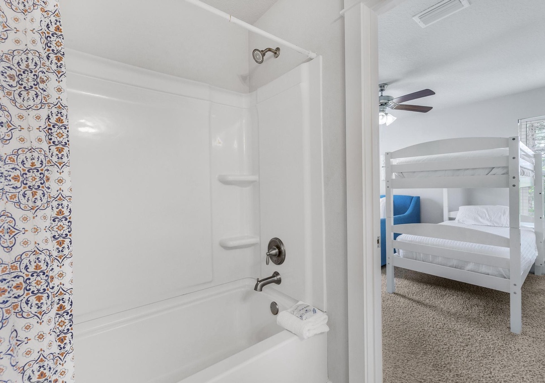 Guest ensuite bathroom 2