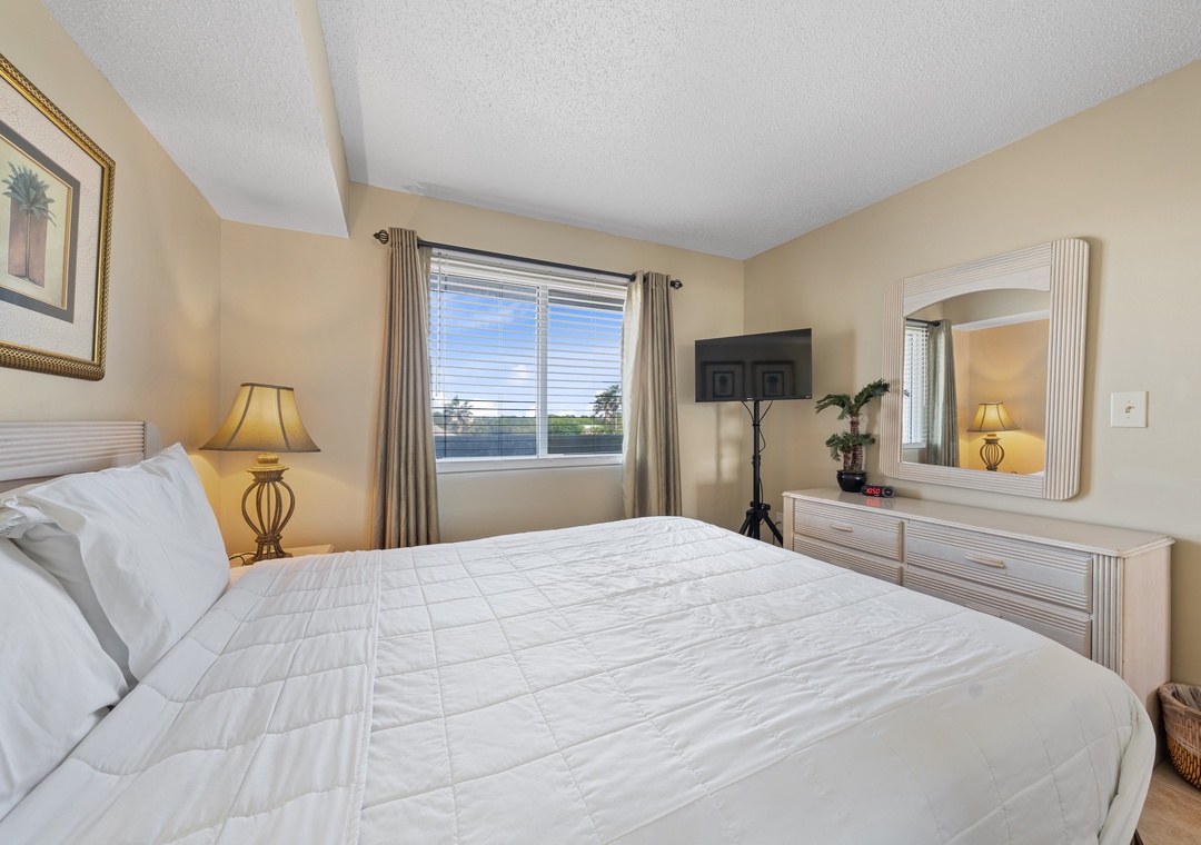 Bedroom with queen bed