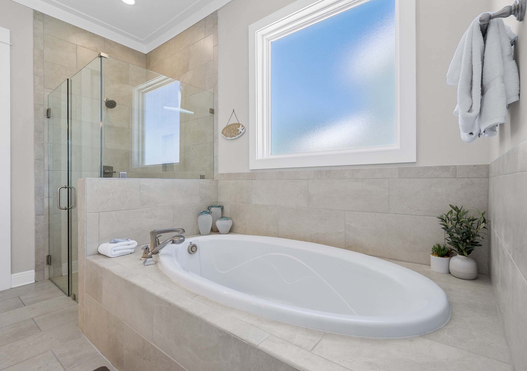 Primary ensuite bathroom with garden tub