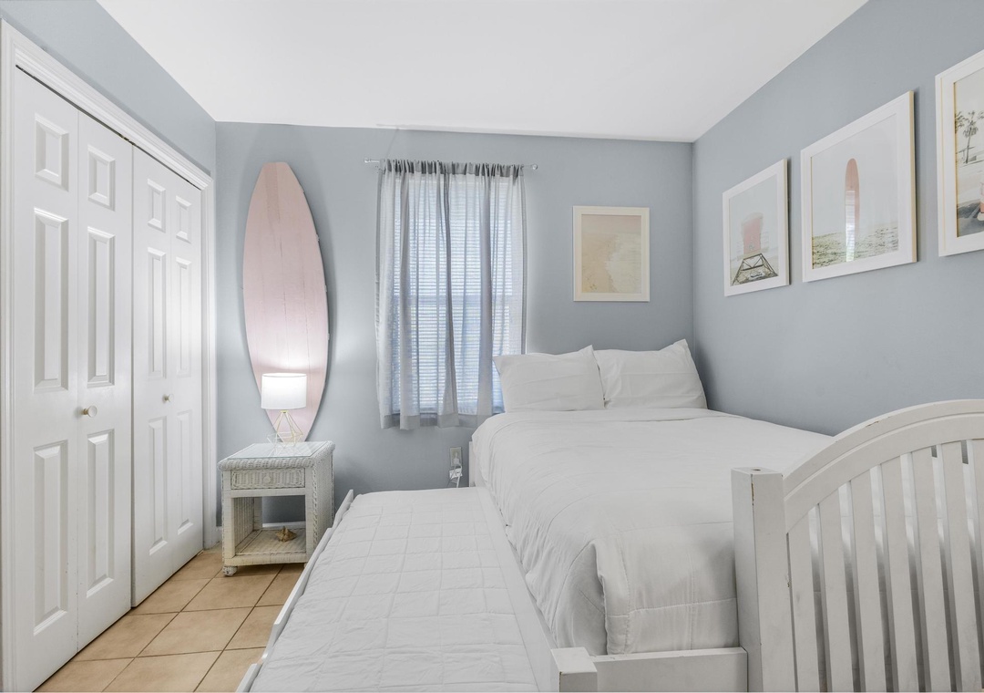 Guest bedroom with full daybed and twin trundle