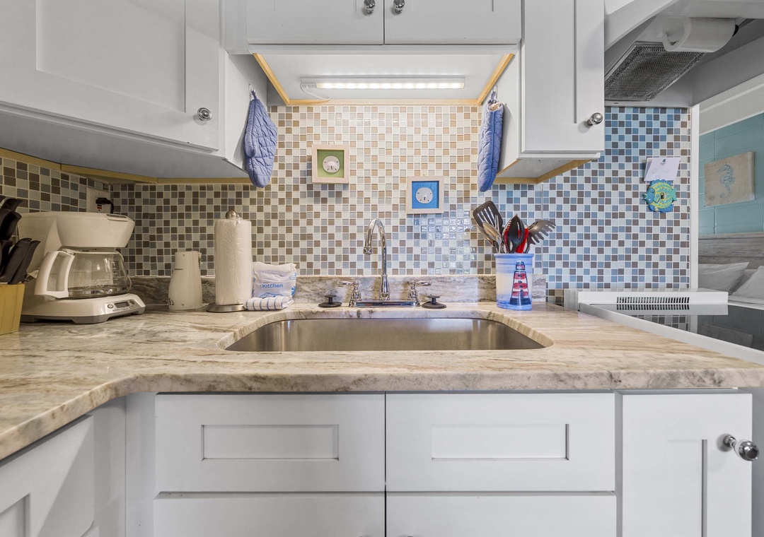 Tiled backsplash in the kitchen
