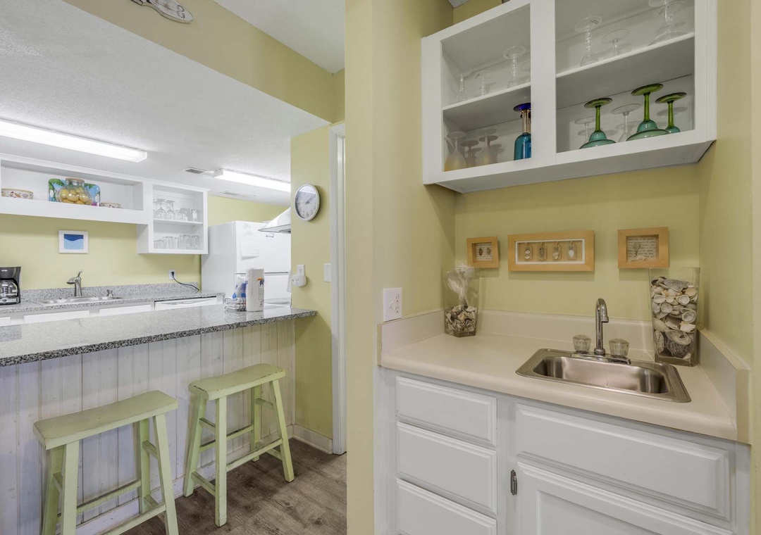 Wet bar and kitchen bar seating