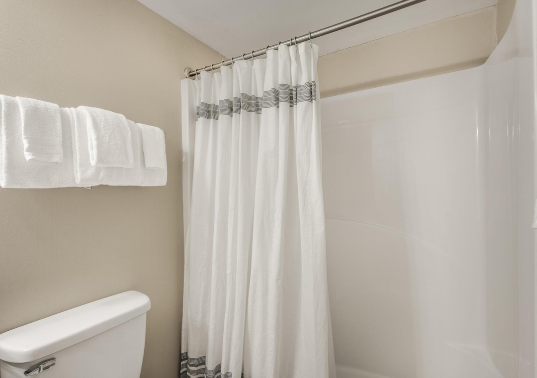 Shower/tub combo in the guest bathroom