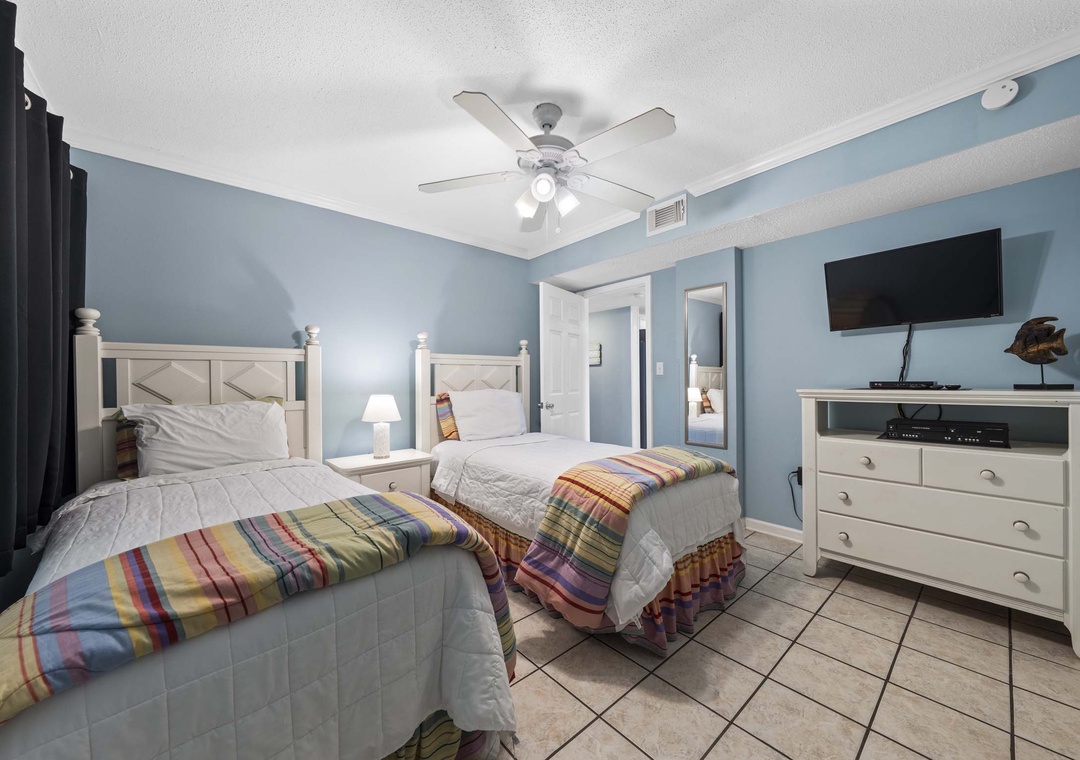 Two twin beds in guest bedroom 2