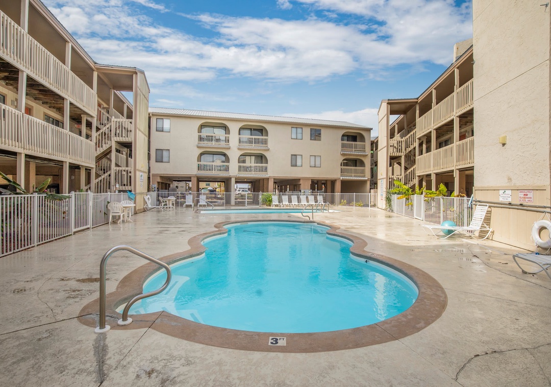 Las Palmas community pool