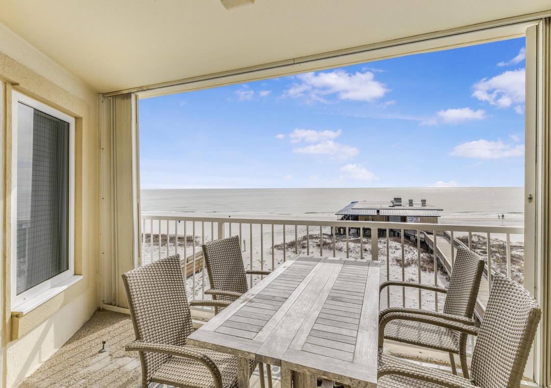 Private balcony dining