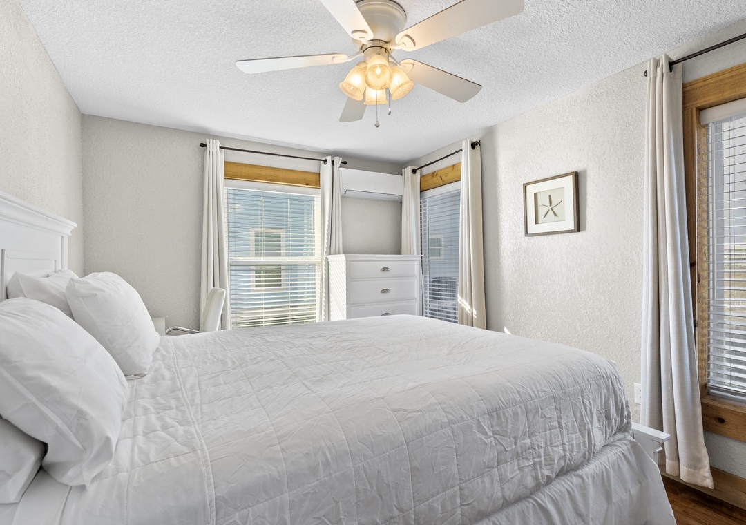 Bedroom 4 with queen bed