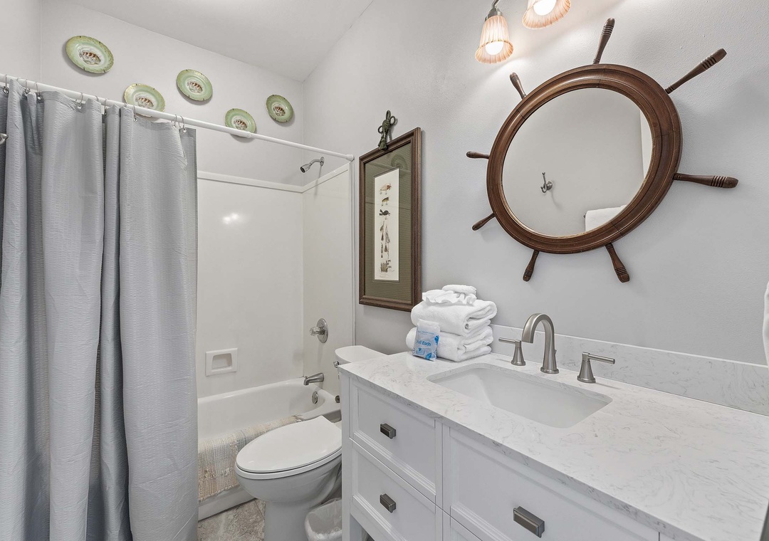 Guest bathroom 2 with shower/tub combo