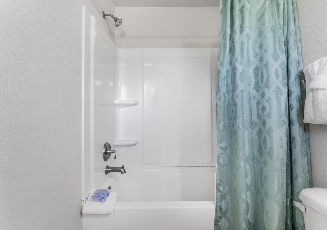 Third floor guest ensuite bathroom with shower/tub combo