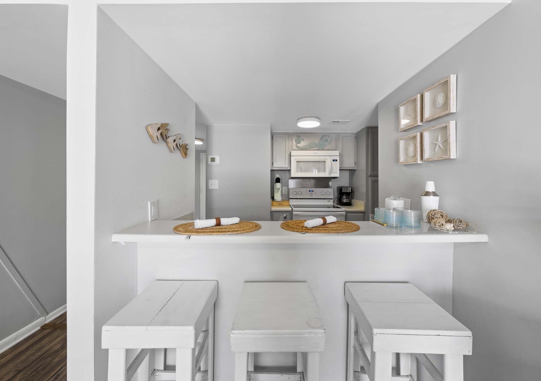Eat-in kitchen bar seating