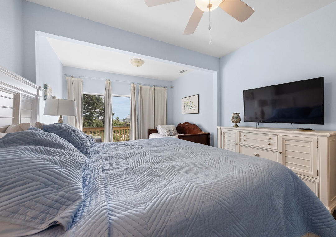 King primary bedroom with twin bed and twin trundle