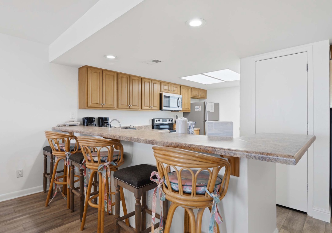 Eat-in kitchen bar seating