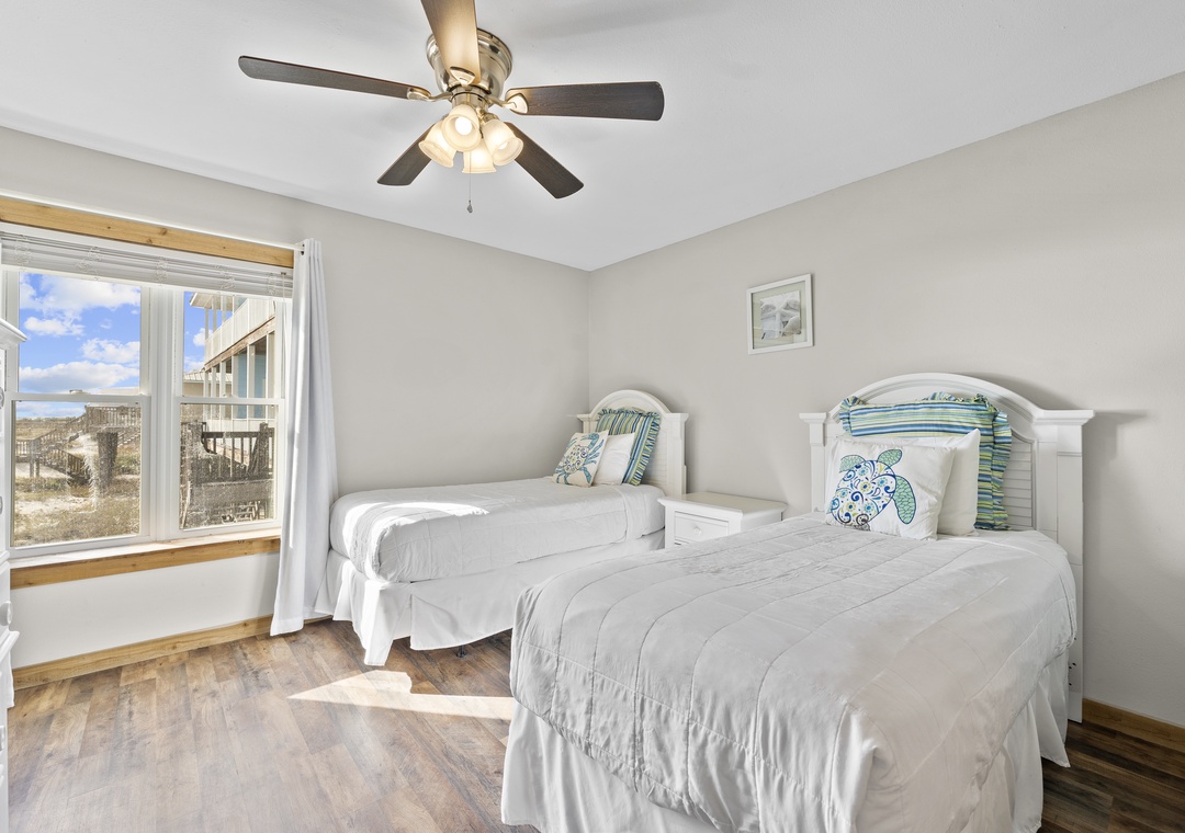 Bedroom 5 with two twin beds