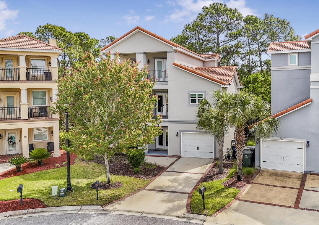 Beautiful landscaping at Driftwood Dunes