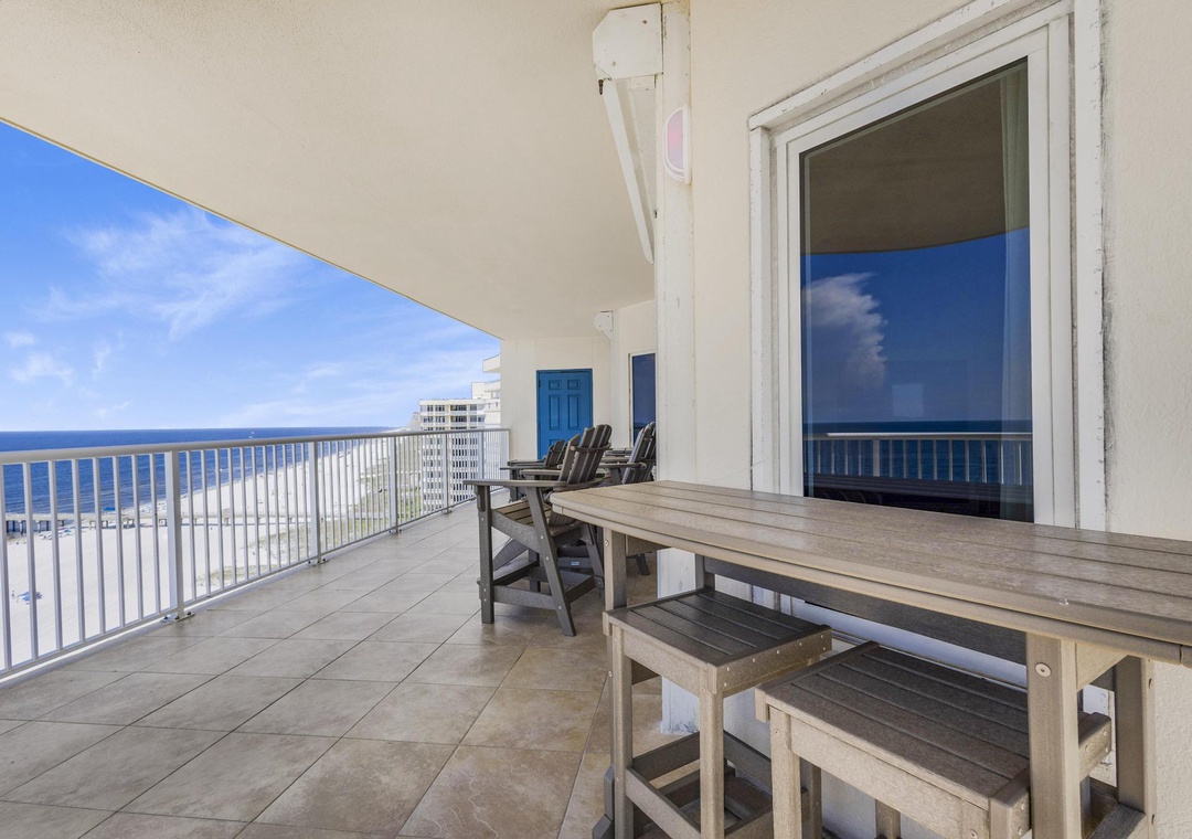 Outdoor dining on the balcony