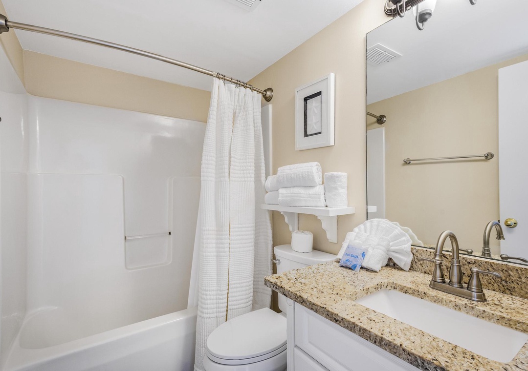 Primary ensuite bathroom with shower/tub combo
