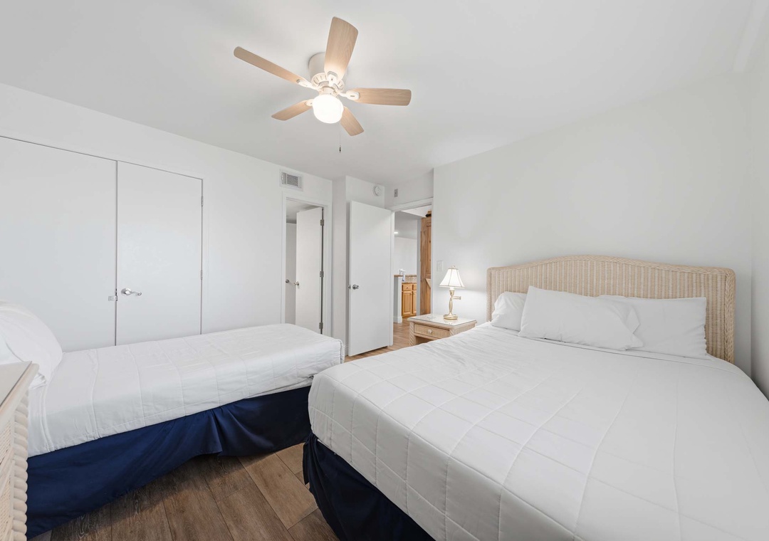 Queen bed and twin bed in the guest bedroom