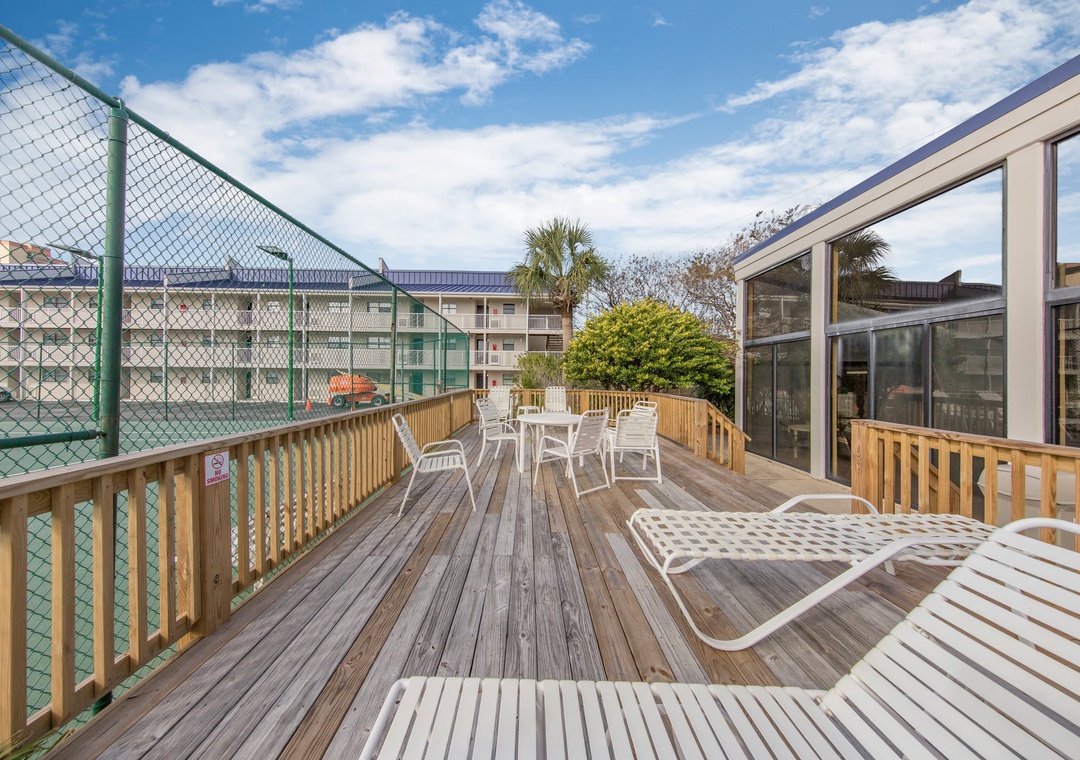 Lounge next to the tennis courts