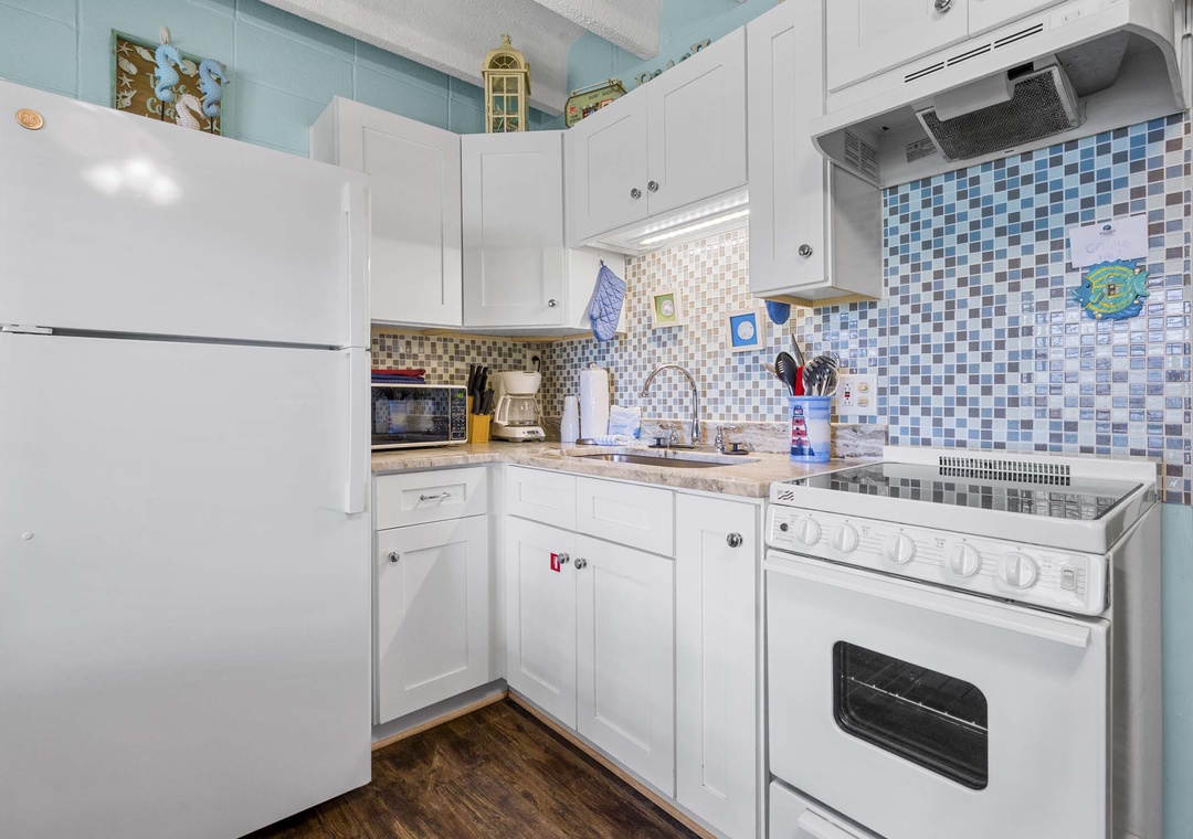 Full kitchen - rare for a studio!