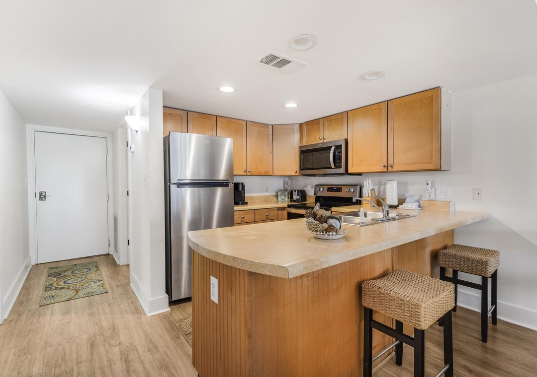 Eat-in kitchen bar seating