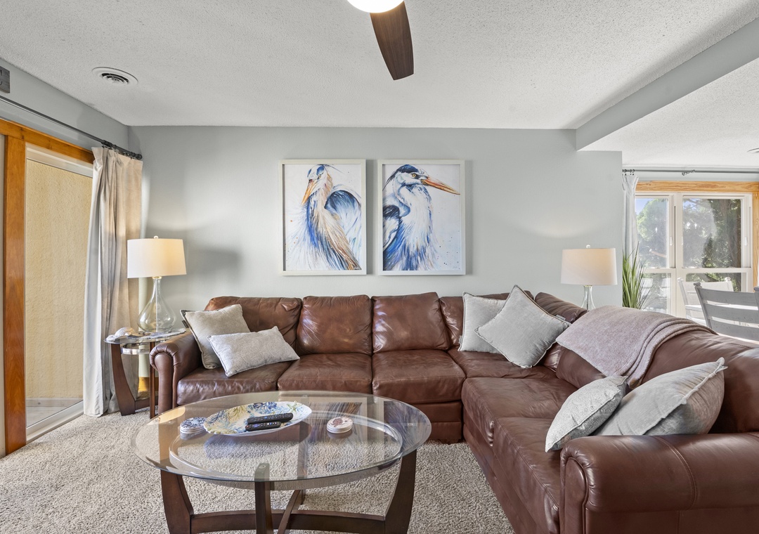 QE6: OBXcitement l Mid Level Living Area