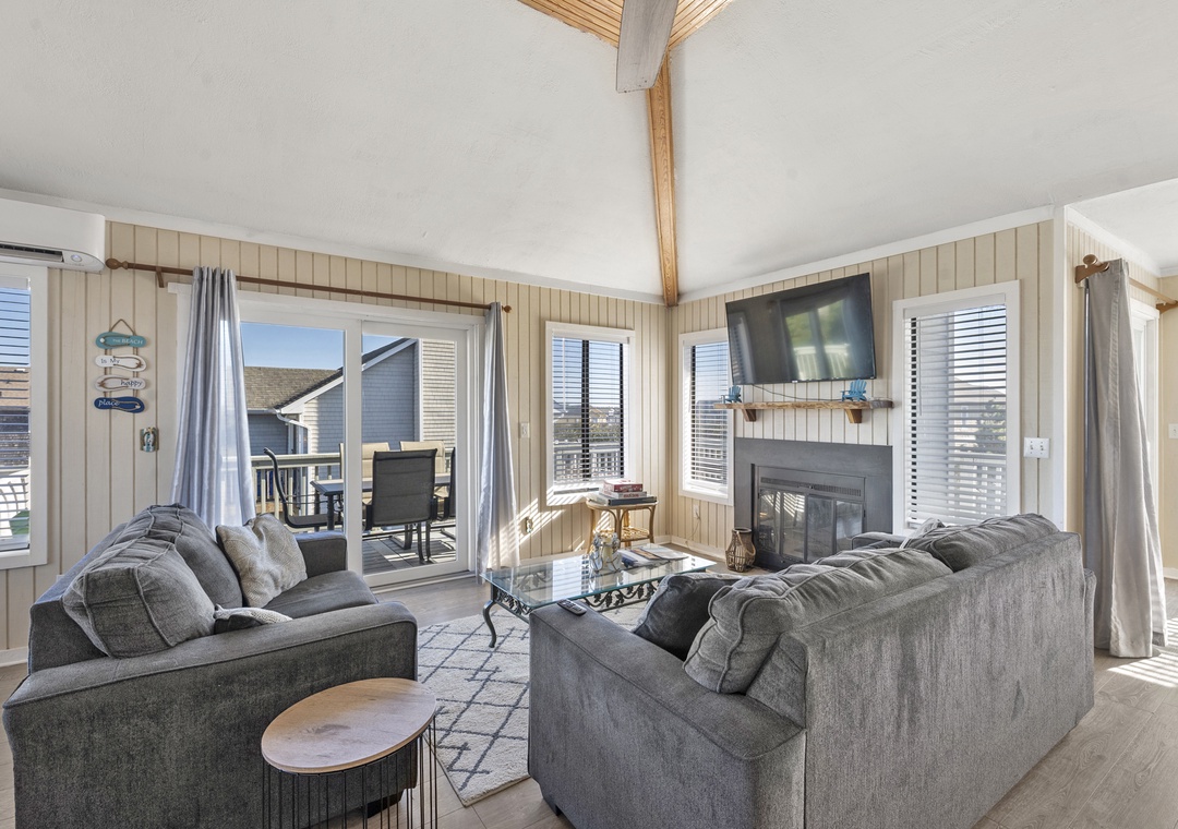 OSN06: Sunshine and Whiskey | Top Level Living Area