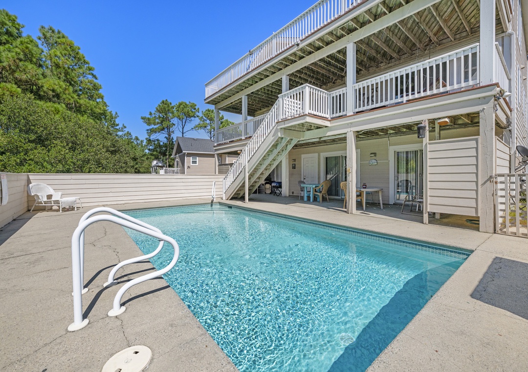 M844: Seas The Moment | Pool Area