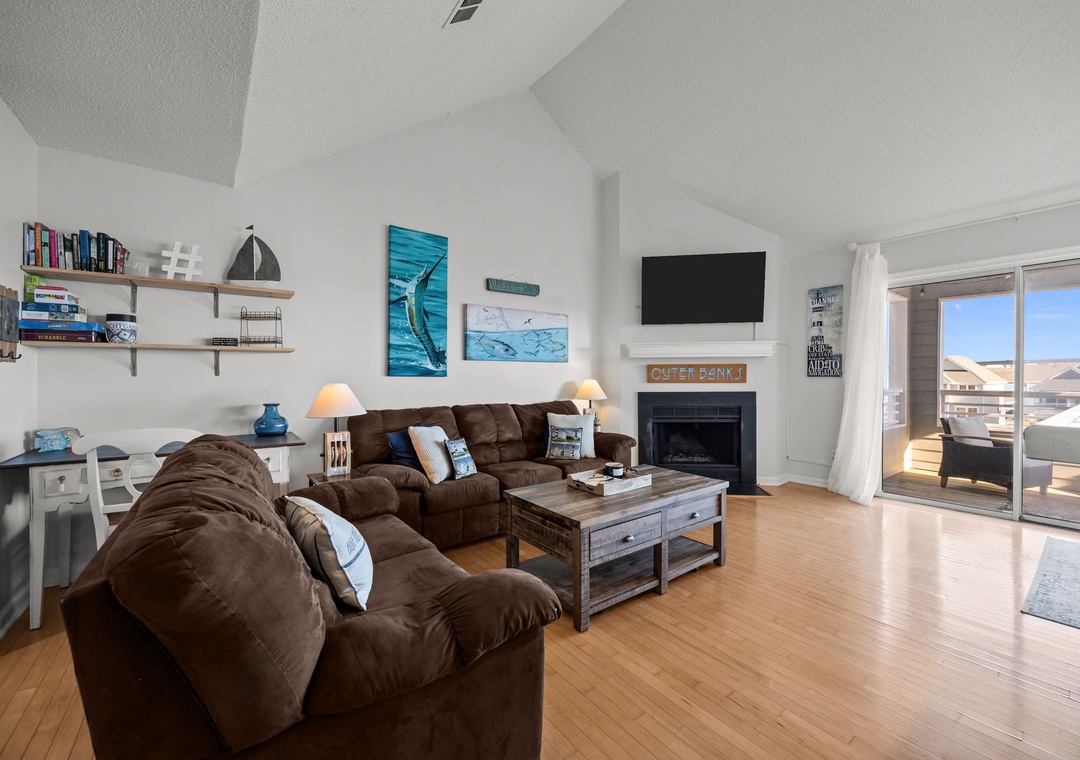 PC631: Pirate's Cove 631 | Living Area - Fireplace Not Available for Guest Use