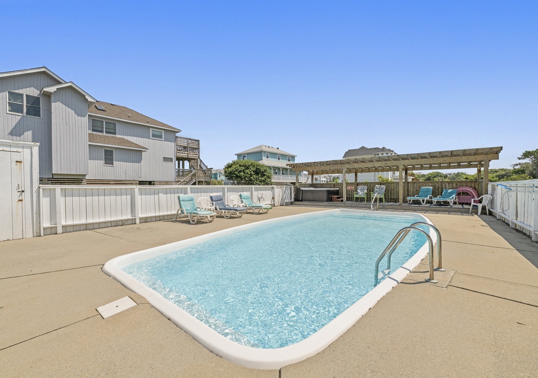Schemering Seas | Pool Area