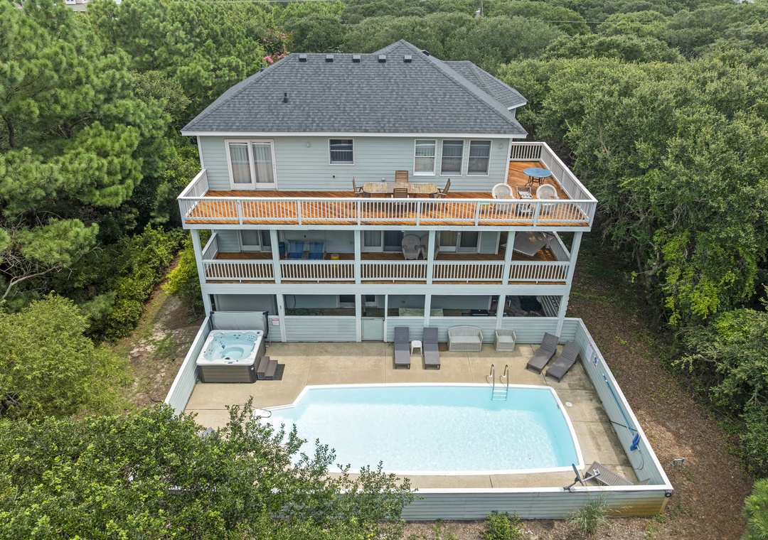 Birdie and Beach | Back Exterior