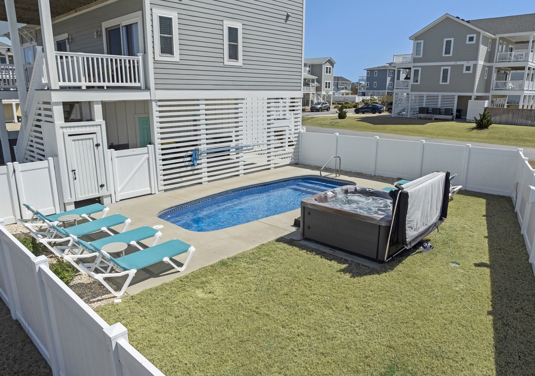 M993: Aqua Sol | Back Exterior And Pool Area