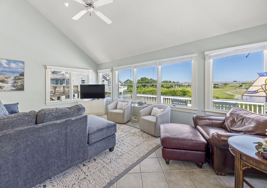 R12: Mr and Mrs Sea | Mid Level Living Area