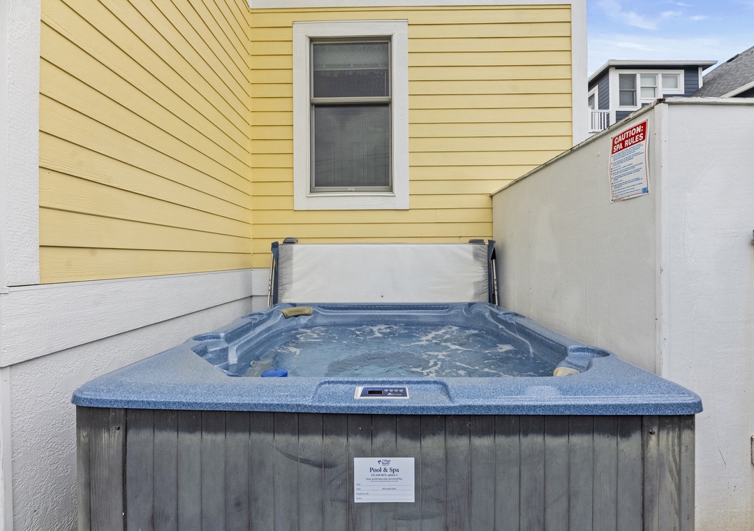 HK32: New Wave | Backyard with Hot Tub