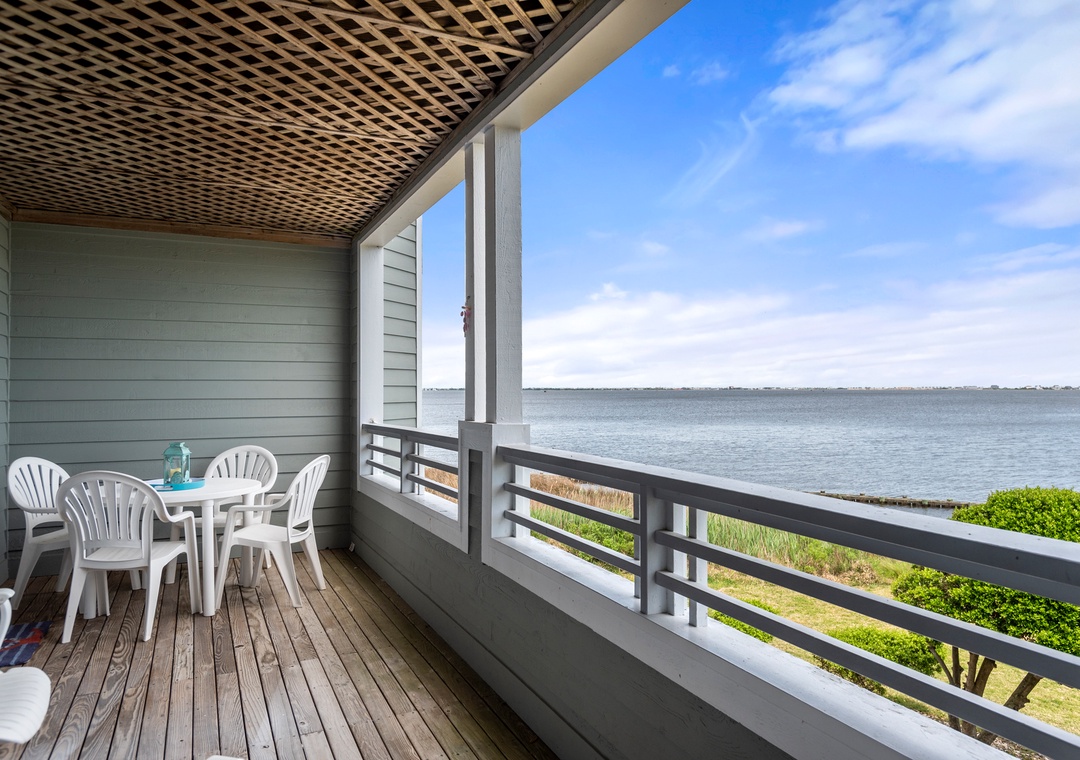 PC915: Pirates Cove 915 l Covered Deck