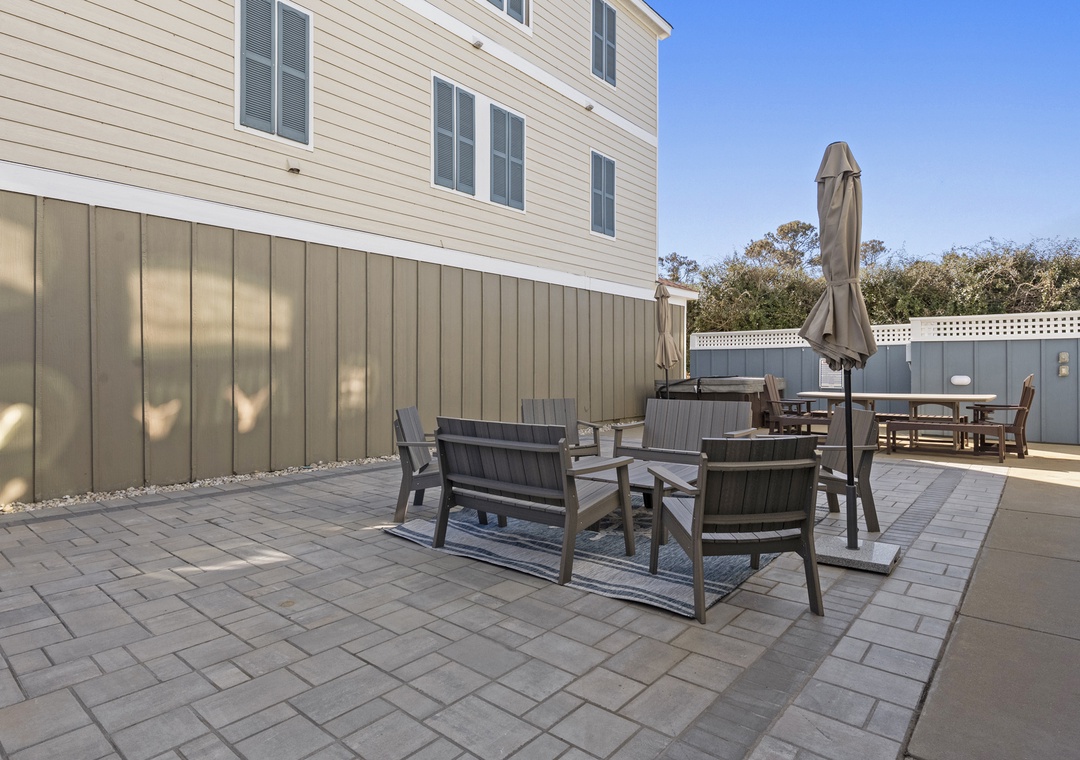 CB17: Hang on Sloopy | Ground Level Private Courtyard With Hot Tub