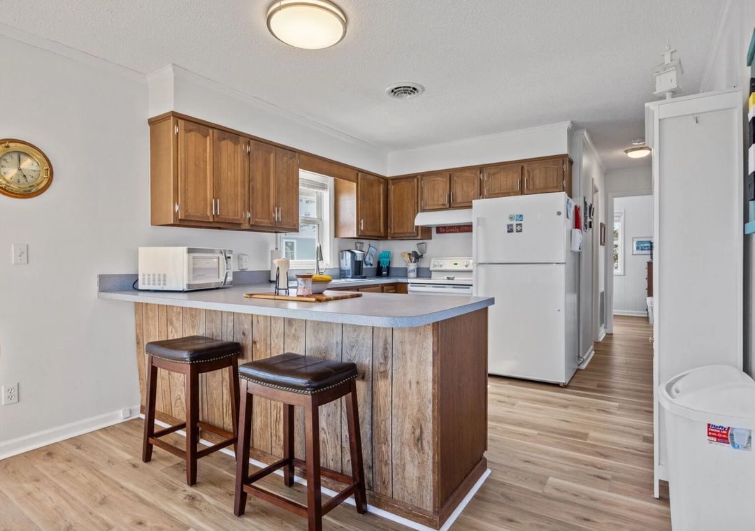 SN1825C: Pink Pelican - Kitchen