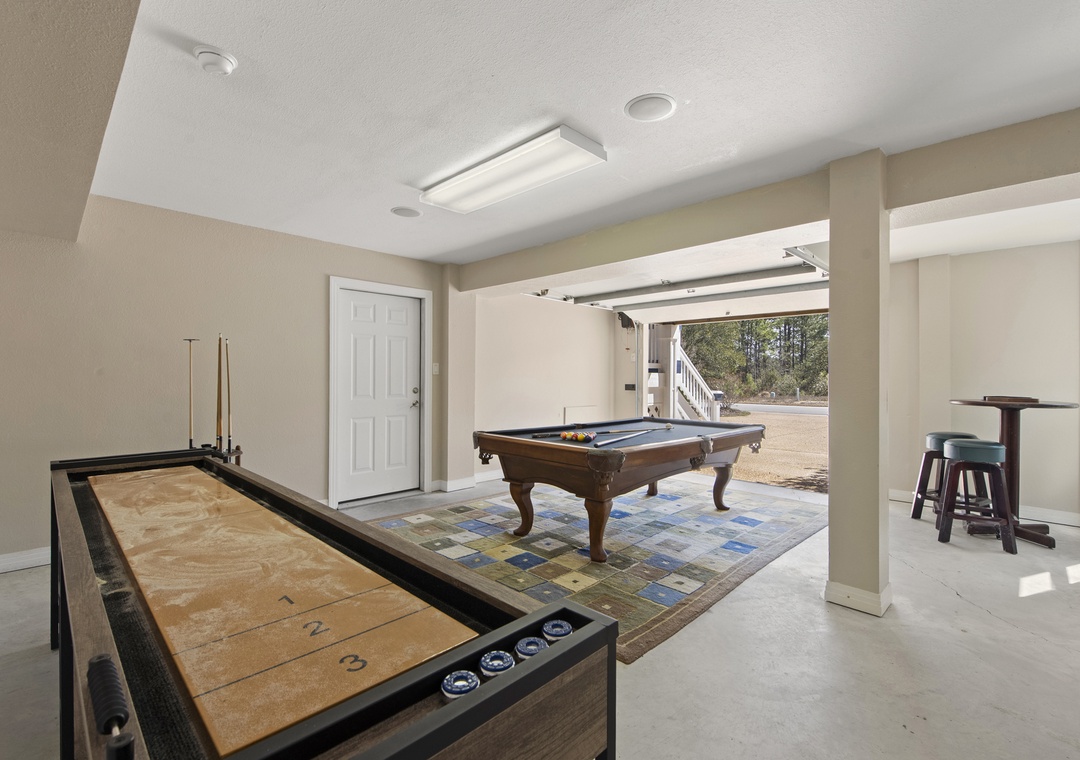 CC372: Sidebar | Bottom Level Garage w/ Pool Table & Shuffleboard