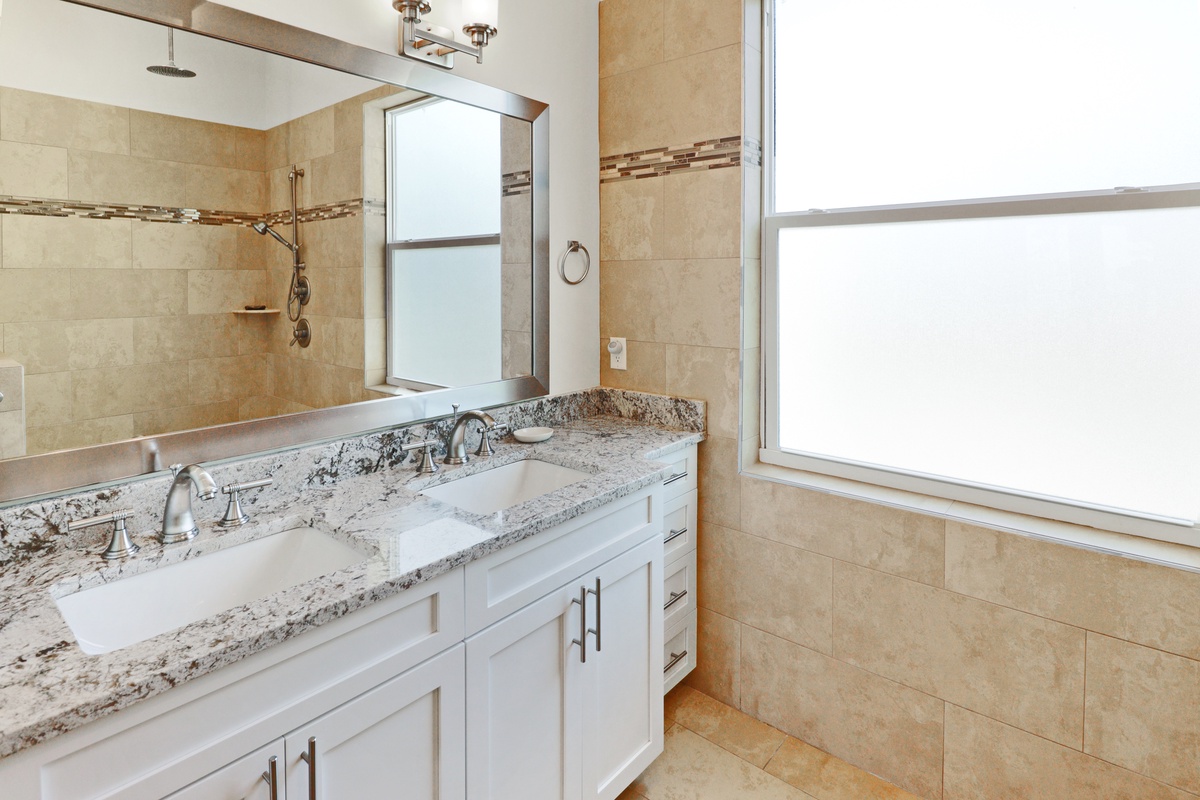 master bath 2nd floor 3