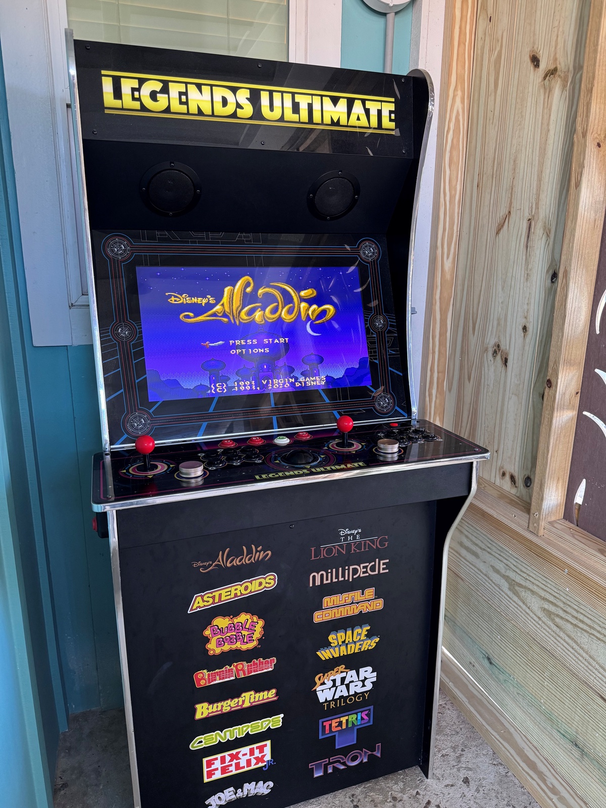 Challenge your friends to classic arcade games on this vintage-style console featuring beloved titles like Aladdin and Tetris.