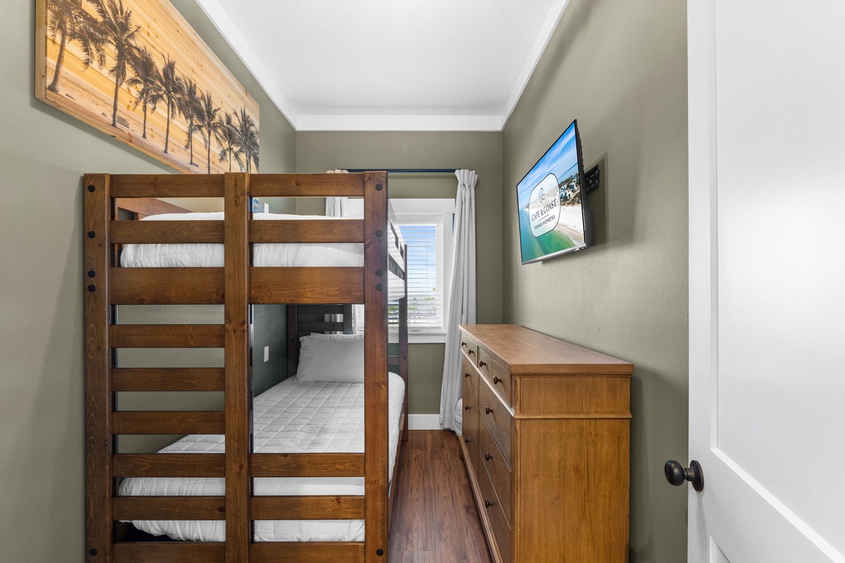 Your cozy bunk room features solid wood furniture and thoughtful touches like tropical artwork to make you feel right at home.