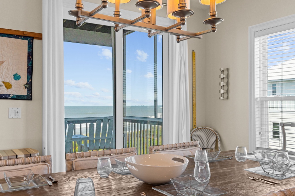 Gather around your private dining table with stunning ocean views stretching to the horizon—breakfast with a view has never looked so good.