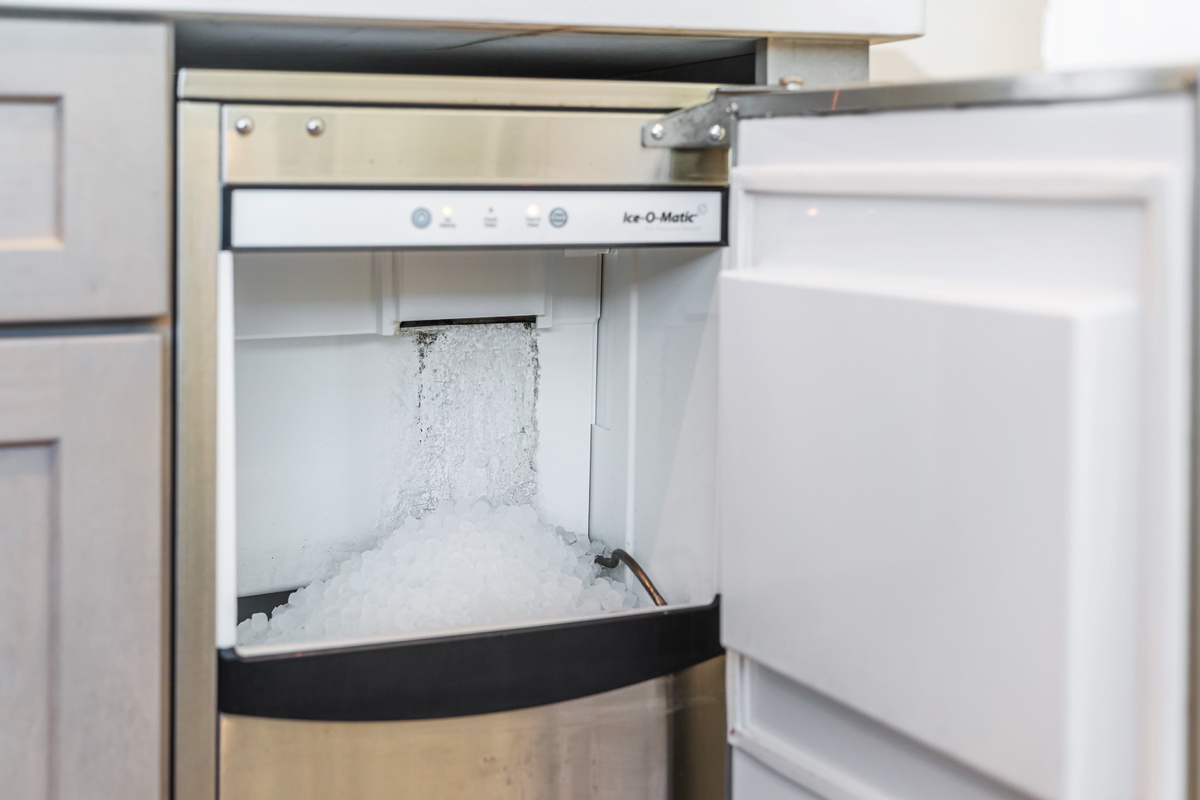 Fresh ice at your fingertips! Your built-in ice maker ensures cold drinks whenever you need them.