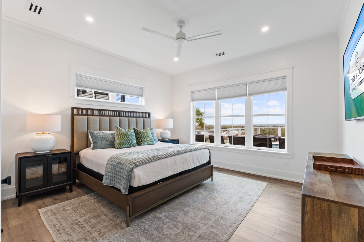 Drift off peacefully in your bright bedroom with crisp linens and stunning views through floor-to-ceiling windows.