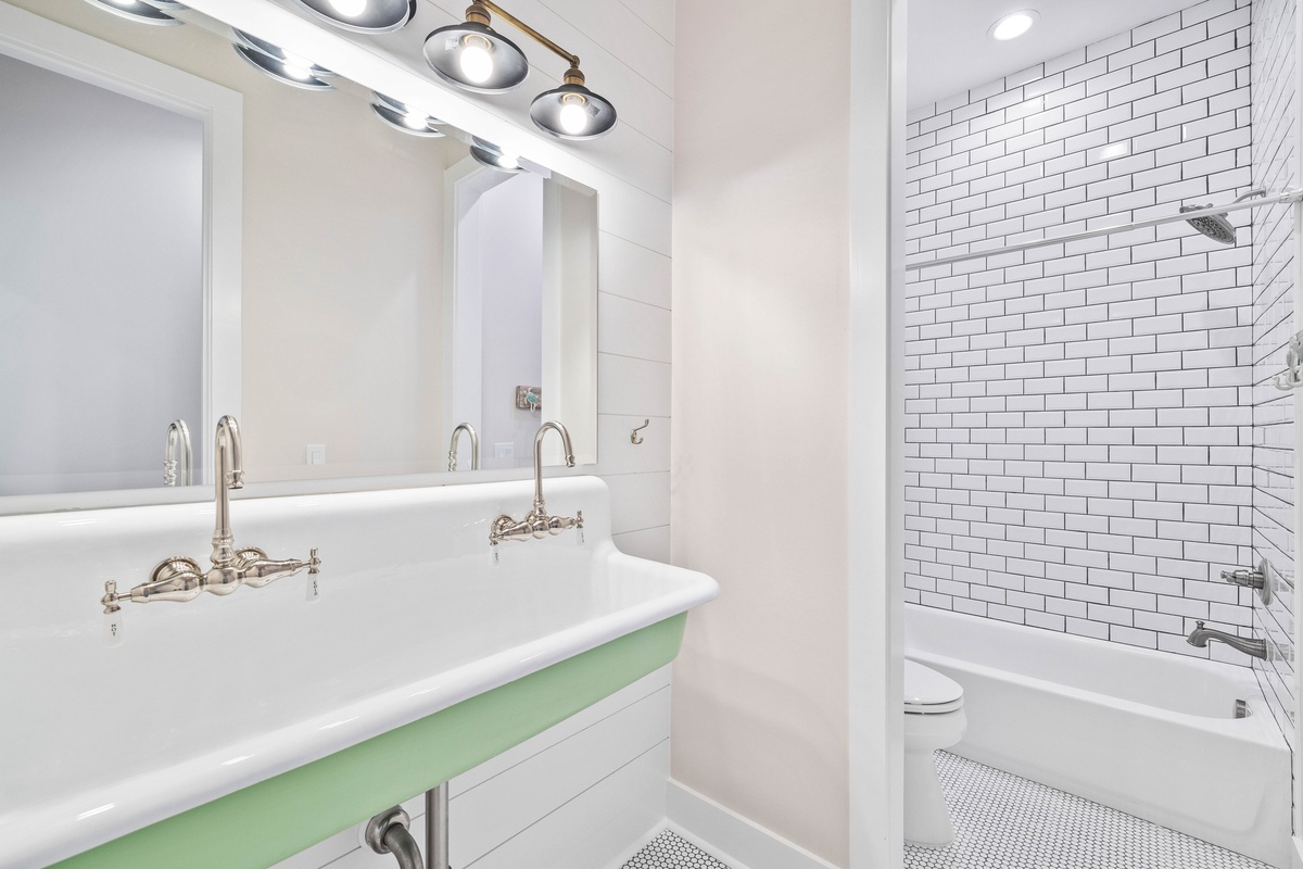 Queen Bedroom En Suite