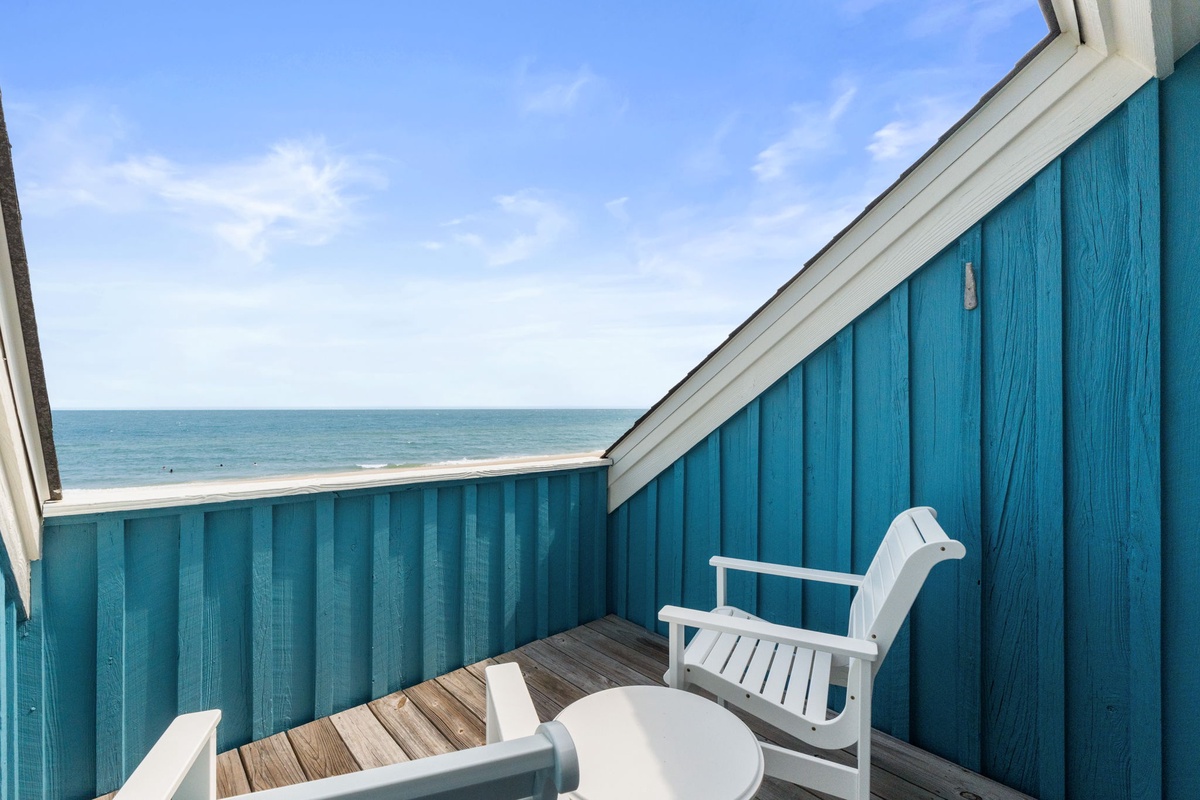 Step out onto your private balcony and let the ocean breeze wash over you. With sweeping sea views and coastal charm, this is your perfect spot to sip morning coffee or unwind as waves roll in.