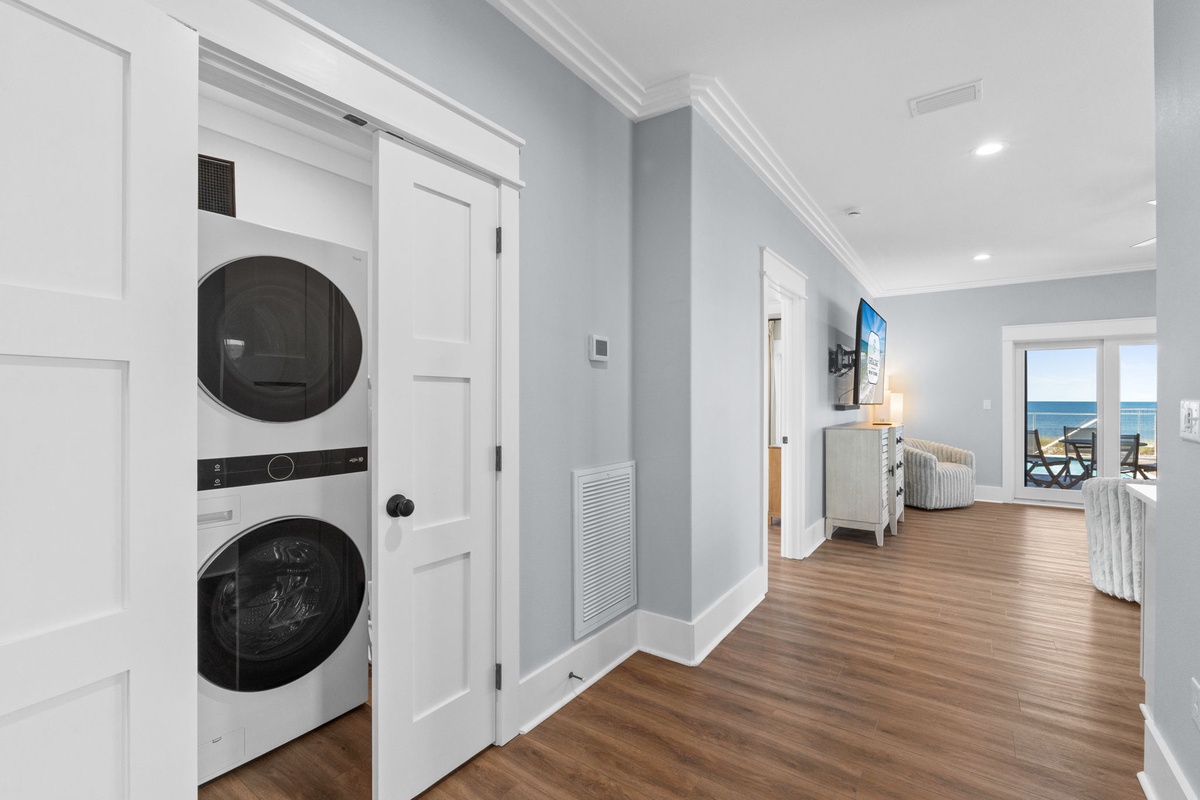 Your vacation just got easier with an in-unit washer and dryer tucked away in this bright, open-concept space, plus stunning ocean views to wake up to every morning.
